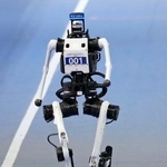 　「世界人型ロボットスポーツ大会」の陸上４００メートル決勝で、３８秒１５（速報値）を出した「天工」＝２３日、北京（共同）