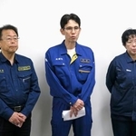 　記者団の取材に応じる（左から）公明党の西田幹事長、中道改革連合の階幹事長、立憲民主党の田名部幹事長＝２３日午後、熊本空港