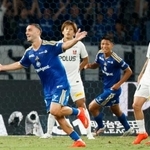 　町田-浦和　後半、チーム３点目のゴールを決め、駆け出す町田・ラビ（左端）＝ＭＵＦＧ国立