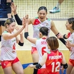 　韓国戦でタッチを交わす石川（左端）ら＝天津（Ｖｏｌｌｅｙｂａｌｌ　Ｗｏｒｌｄ提供）