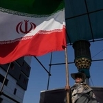 　イランの国旗＝７月、テヘラン（ＡＰ＝共同）