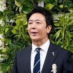 　記者会見する福岡市の高島宗一郎市長＝２４日午前、福岡市役所