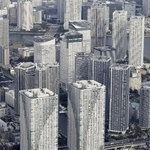 　立ち並ぶ高層マンション＝東京都中央区