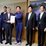　熊本県の木村敬知事（右から４人目）に要望書を手渡す県内経済６団体の代表者ら＝２４日午前、熊本県庁