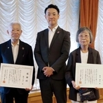 　計４億円を大阪市に寄付した福西啓八さん（左）と昭代さん夫妻。中央は横山英幸市長＝２４日午後、大阪市役所
