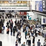 　旅行客が行き交う成田空港の到着ロビー＝１６日