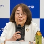 　記者会見する京都産業大の在間敬子学長＝２４日午後、京都市
