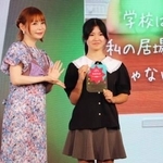 　「不登校生動画甲子園２０２６」で最優秀賞を受賞したｃｏｃｏさん（右）＝２４日午後、東京都渋谷区
