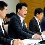 　「ＣＢＲＮＥテロ」対策会議であいさつする木原官房長官（左から２人目）＝２４日午後、首相官邸