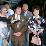 　高市首相と面会後、記者団の取材に応じる歌手の川中美幸さん（右）。中央は日本歌手協会会長の田辺靖雄さん＝２４日午後、首相官邸