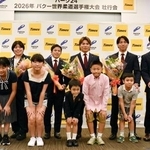 　柔道の世界選手権代表の壮行会で写真に納まる（後列左から）阿部詩、素根輝、永山竜樹、阿部一二三、武岡毅、田嶋剛希＝２４日、東京都内