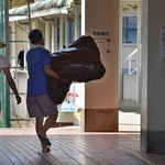 　避難所となっている熊本県氷川町の氷川中で教室から体育館へ移動する避難者ら＝２４日午前