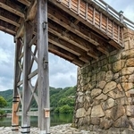 　損傷が見つかった錦帯橋の「橋杭」（左手前）＝山口県岩国市（同市提供）