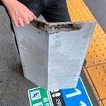 　ＪＲ京都駅構内の線路上に落下した鉄板＝２４日午後（ＪＲ西日本提供）
