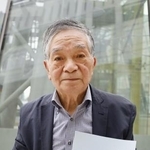 　「三船遭難事件」の犠牲者名簿を手にする中尾則幸さん＝７月、札幌市