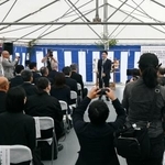 　老舗旅館「加賀屋」の別邸跡地で開かれた地鎮祭＝２５日午前、石川県七尾市