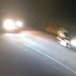 　男子高校生が倒れているのが見つかった現場付近の防犯カメラ映像。バイクが車に追われるような様子が写っていた＝２２日、相模原市（提供映像、道路と車両以外をぼかしています）