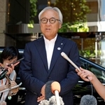 　記者団の取材に応じる福岡県議会の蔵内勇夫議長＝２５日午後、東京都千代田区