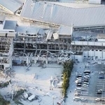 　爆発で外壁などが大きく崩れた「イオンモール熊本」＝７月、熊本県嘉島町
