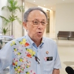 　那覇空港を視察後、記者団の取材に応じる沖縄県の玉城デニー知事＝２５日午前