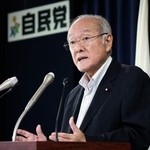 　記者会見する鈴木幹事長＝２５日午前、東京・永田町の党本部