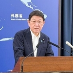 　記者会見する茂木外相＝２５日午後、外務省