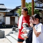 　熊本県氷川町を訪れ記念撮影に応じるラグビー元日本代表五郎丸歩さん（左）＝２５日午前