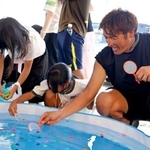 　熊本県宇城市の小川防災拠点センターで子どもたちと交流するサッカー元日本代表の巻誠一郎さん（右）＝２５日午前