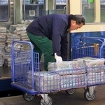 　新聞輸送列車に積み込まれる新聞＝２０１０年、東京都内