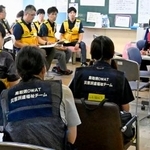 　避難所で打ち合わせするＤＷＡＴの隊員ら＝２５日午後、熊本県氷川町