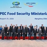 　記念写真に納まるＡＰＥＣの食料安全保障担当相会合の出席者ら＝２５日、中国浙江省杭州市（ＡＰＥＣのＨＰから、共同）