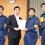 　赤間防災相（左から２人目）に要請書を手渡す千葉市の神谷俊一市長（同３人目）＝２５日午前、東京都千代田区