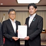 　三谷英弘法務副大臣（右）に法改正を要望した静岡県袋井市の大場規之市長＝２５日午後、法務省