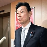 　記者団の取材に応じる自民党の西村選対委員長＝２５日午後、東京・永田町の党本部