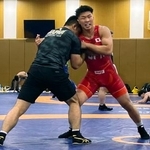 　強化合宿で練習するレスリング男子の日下尚（右）＝東京都北区の味の素ナショナルトレーニングセンター