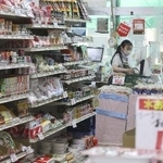 　スーパーに並ぶ食料品＝２０２６年８月５日、東京都墨田区のスーパーイズミ業平店
