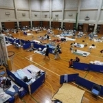 　避難所となっている熊本県八代市の体育館で過ごす人たち＝７月