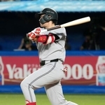 　２回巨人無死一塁、増田陸が左中間に適時二塁打を放つ＝神宮