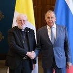 　バチカンのギャラガー外務局長（左）とロシアのラブロフ外相＝２５日、モスクワ（ロシア外務省提供、共同）
