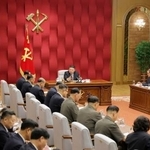 　党の重要政策の実務を話し合う政治局拡大会議に臨む北朝鮮の金正恩朝鮮労働党総書記（奥）＝２５日（朝鮮中央通信＝共同）