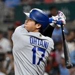 　ブレーブス戦の９回、左越えに三塁打を放つドジャース・大谷＝アトランタ（共同）