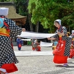 　大神神社の感謝祭で奉納された、そうめんの製造工程を表現した踊り＝２６日午前、奈良県桜井市