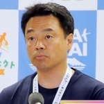 　北海道苫小牧市役所で、記者会見する金沢俊市長＝２６日午前