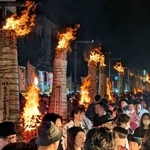 　「吉田の火祭り」で並ぶたいまつ＝２６日夜、山梨県富士吉田市