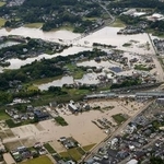 　豪雨で冠水した千葉県大網白里市のＪＲ大網駅周辺＝１４日（共同通信社ヘリから）