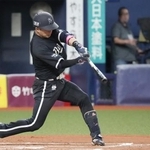 　８回オリックス１死二塁、若月が右越えに決勝の三塁打を放つ＝京セラドーム