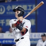 　１０回ロッテ１死、山口が左越えにサヨナラ本塁打を放つ＝ＺＯＺＯマリン