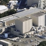 　中部電力浜岡原発１号機（左）と２号機＝１月、静岡県御前崎市