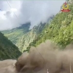 　２６日、ネパールの中国との国境に近い地域で発生した土石流（ネパール警察提供・ゲッティ＝共同）
