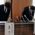 　記者説明会で謝罪する龍谷大の玉木興慈副学長（右）ら＝２７日午前、京都市